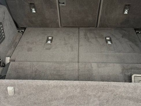 Used 2023 Land Rover Discovery Metropolitan Edition image 19