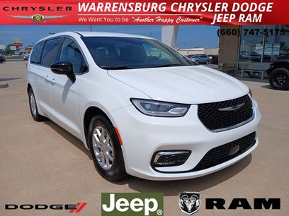 New 2025 Chrysler Pacifica Select