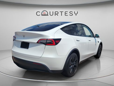 Used 2024 Tesla Model Y Long Range RWD image 3