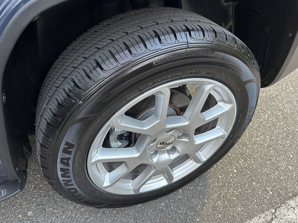 Used 2023 Jeep Renegade Latitude AWD/4WD image 19