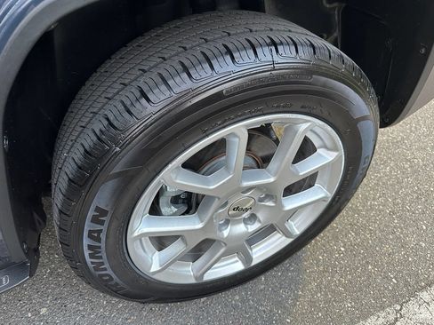 Used 2023 Jeep Renegade Latitude AWD/4WD image 19