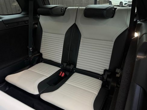 Used 2024 Land Rover Discovery Dynamic SE image 39