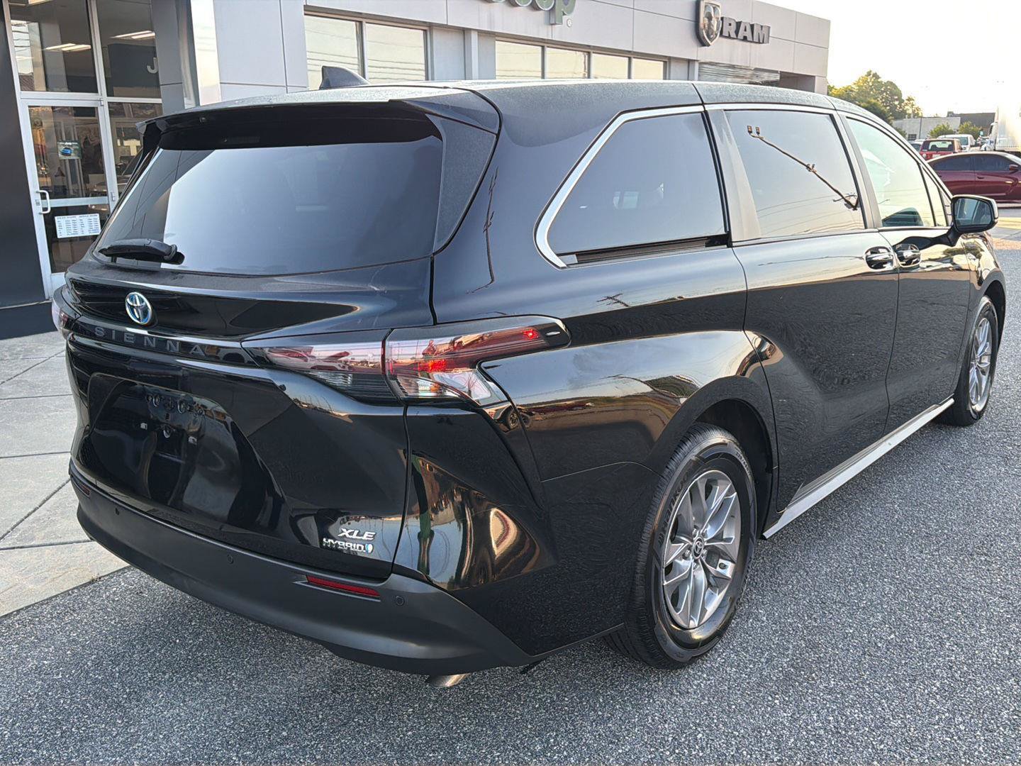 Used 2023 Toyota Sienna XLE FWD image 10