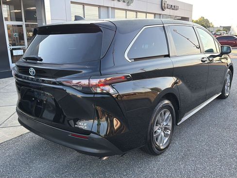Used 2023 Toyota Sienna XLE FWD image 10