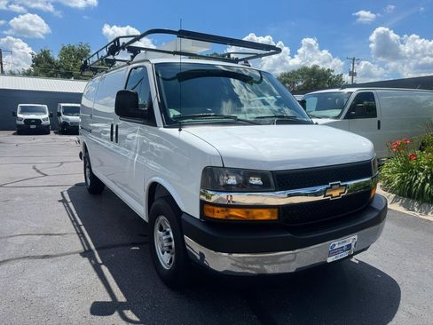 Used 2021 Chevrolet Express 3500 w/ Driver Convenience Package RWD image 3