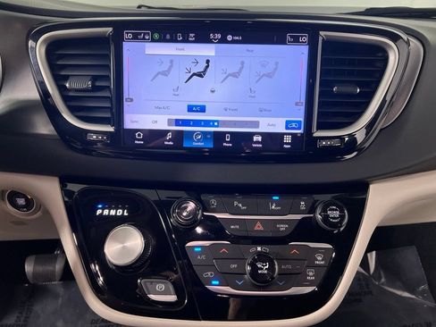 Used 2023 Chrysler Pacifica Touring-L FWD image 27