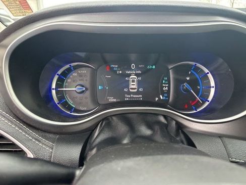 Used 2022 Chrysler Pacifica Touring-L w/ Uconnect Theater Family Group image 15