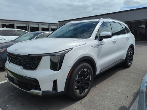 Certified 2025 Kia Sorento S image 4
