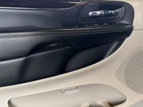 Used 2017 Dodge Grand Caravan SXT image 12