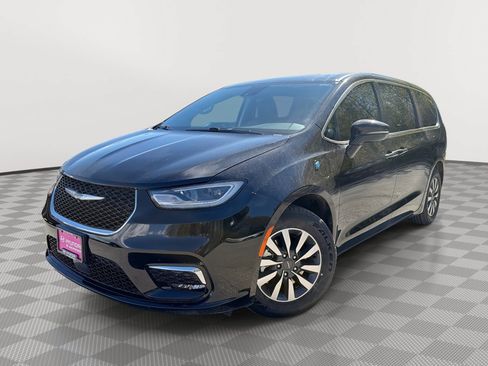 Used 2024 Chrysler Pacifica Limited FWD image 1