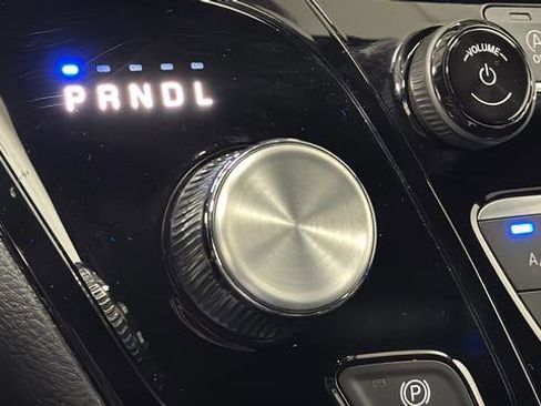 Used 2025 Chrysler Pacifica Limited image 19