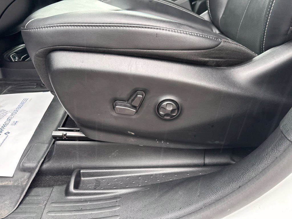 Used 2024 Chrysler Pacifica Touring-L w/ S Appearance Package FWD image 32
