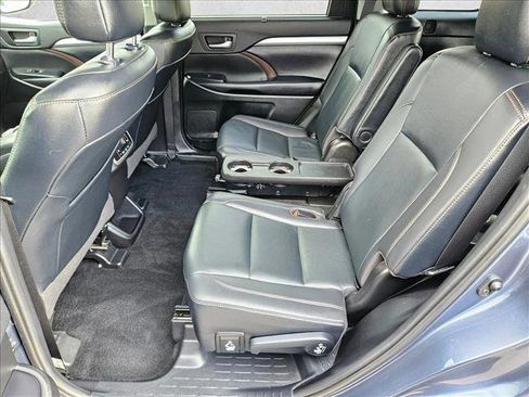 Used 2019 Toyota Highlander XLE FWD image 19