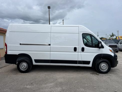 Used 2024 RAM ProMaster 2500 w/ Convenience Group FWD image 4