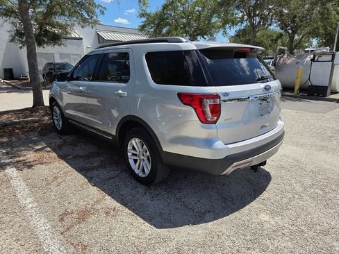 Used 2017 Ford Explorer XLT FWD image 4