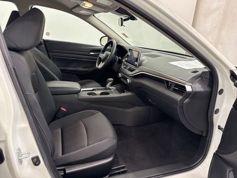 Used 2025 Nissan Altima 2.5 SV FWD image 15