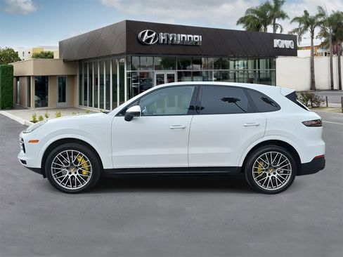 Used 2022 Porsche Cayenne Platinum Edition image 6