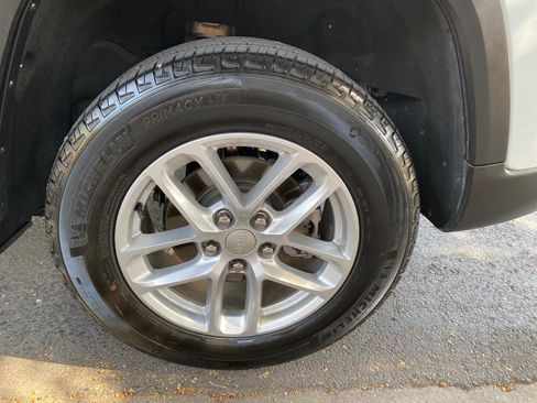 Used 2024 Jeep Grand Cherokee Laredo X w/ Trailer Tow Package image 18