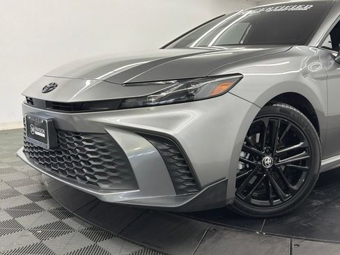 Used 2025 Toyota Camry SE w/ Convenience Package FWD image 4