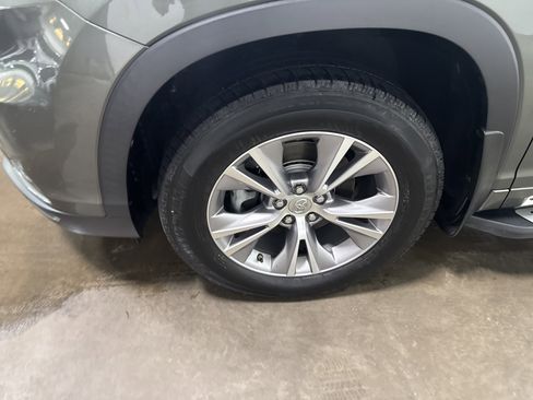 Used 2015 Toyota Highlander XLE AWD/4WD image 9