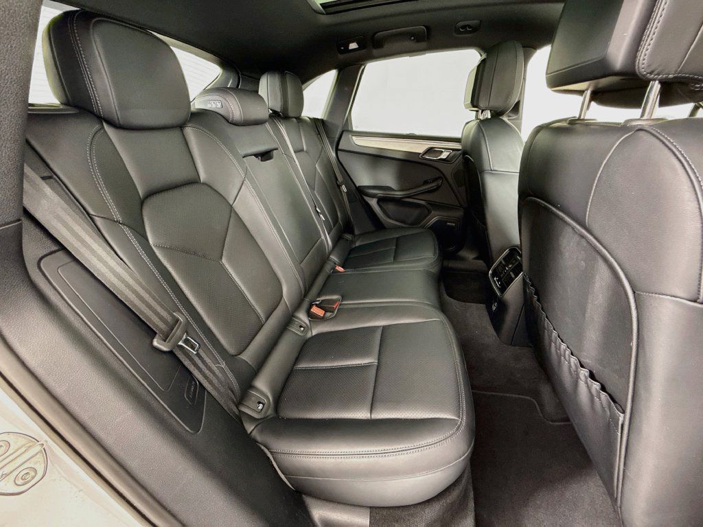 Certified 2025 Porsche Macan AWD/4WD image 29
