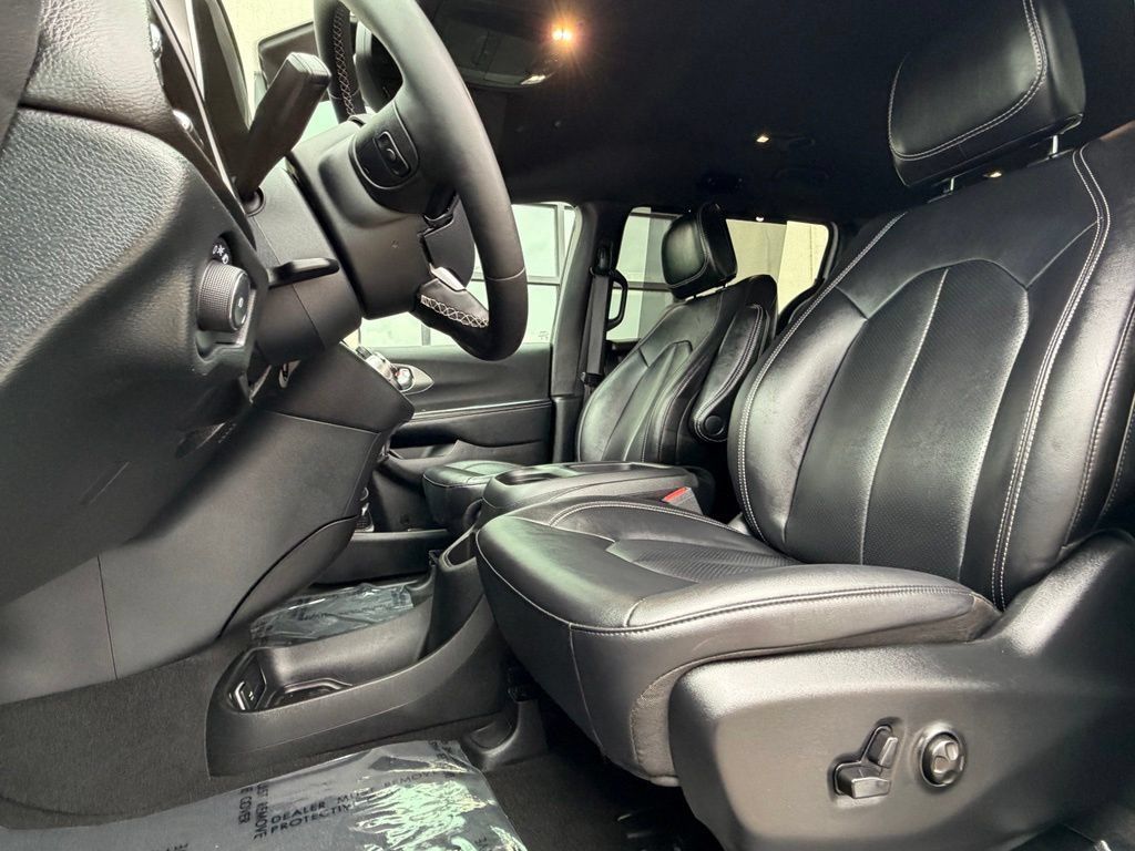 Used 2025 Chrysler Pacifica Select FWD image 10