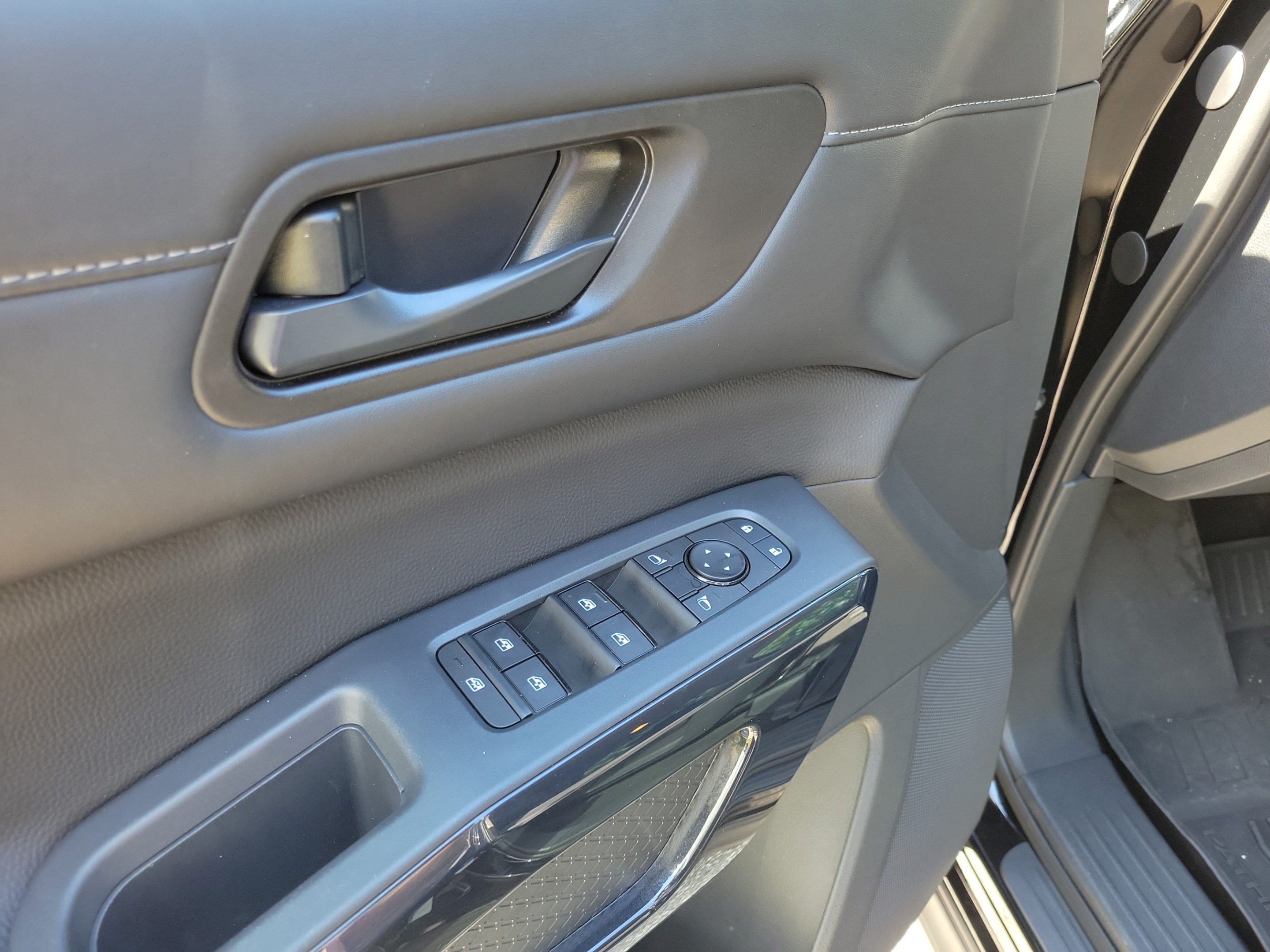 Certified 2025 Nissan Pathfinder S FWD image 12
