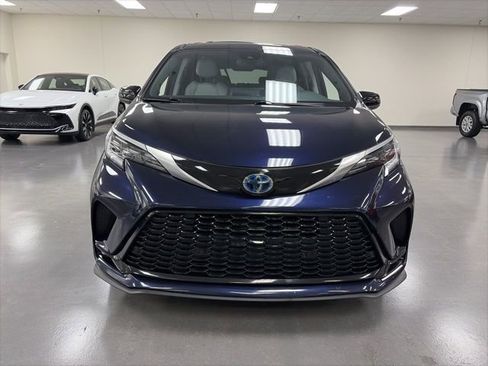 Used 2024 Toyota Sienna XSE w/ XSE Plus Package image 2