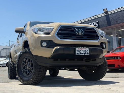 Used 2018 Toyota Tacoma SR5 RWD image 2