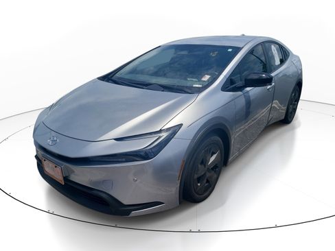 Used 2023 Toyota Prius LE FWD image 3