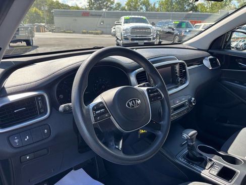 Used 2019 Kia Sorento LX image 10