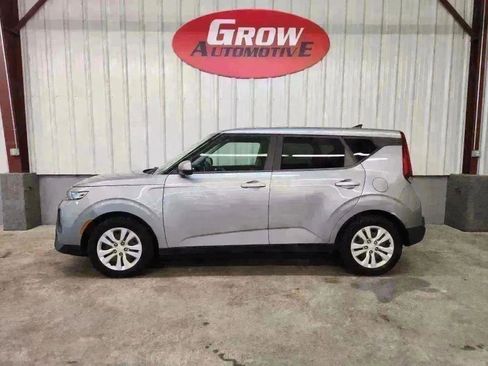 Used 2022 Kia Soul LX image 11