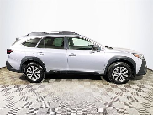 Used 2025 Subaru Outback Premium image 9