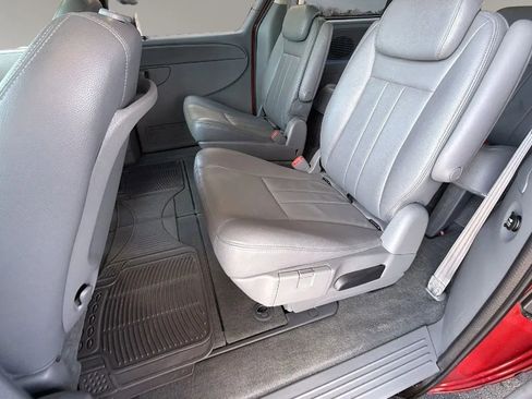 Used 2005 Chrysler Town & Country Touring w/ Luxury Group image 31