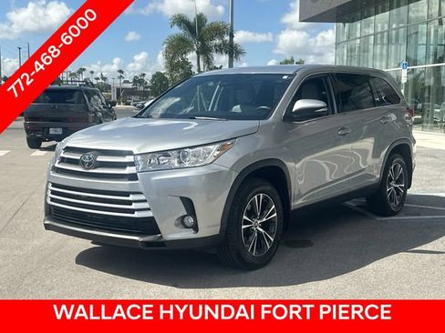 Used 2019 Toyota Highlander Plus AWD/4WD image 3