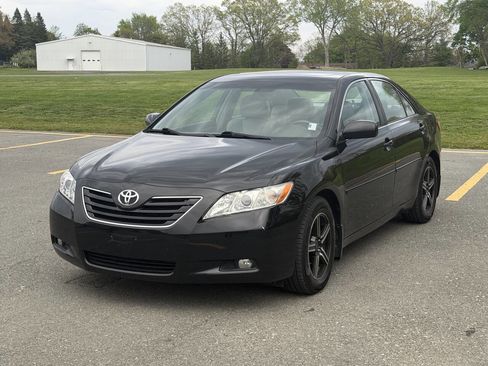 Used 2007 Toyota Camry XLE FWD image 2