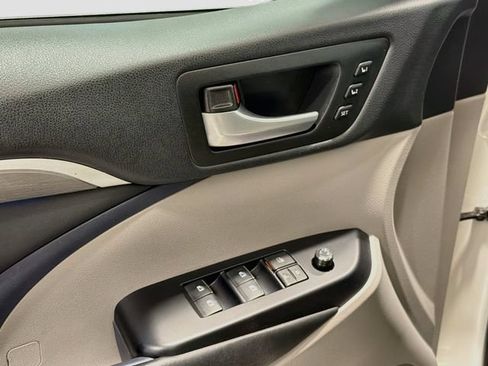 Used 2019 Toyota Highlander Limited w/ Carpet Mat Package (TMS) AWD/4WD image 16