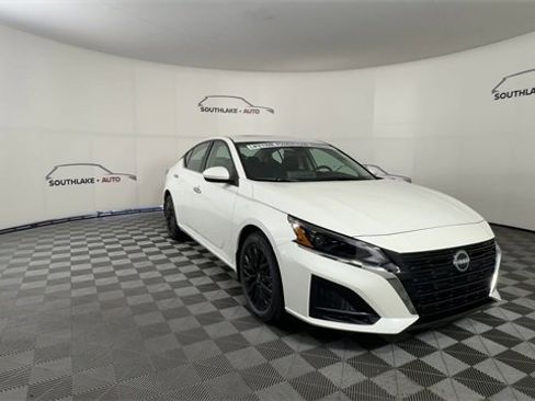 New 2025 Nissan Altima 2.5 SV image 2