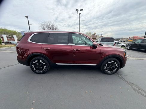 Used 2024 Kia Telluride EX w/ EX Captain's Chair Package AWD/4WD image 3