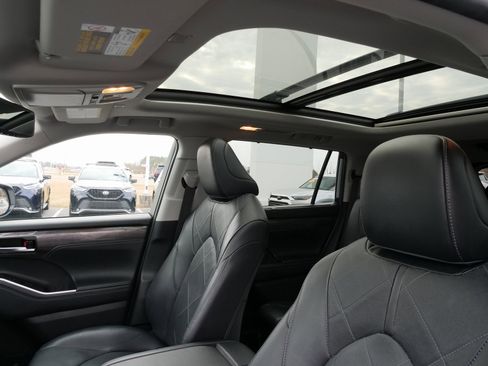 Used 2024 Toyota Highlander Platinum image 41
