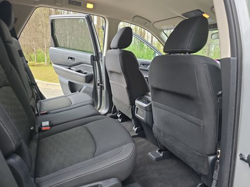 Used 2024 Nissan Pathfinder SV image 11