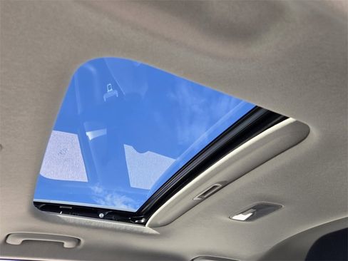 Used 2023 Hyundai Venue SEL image 19