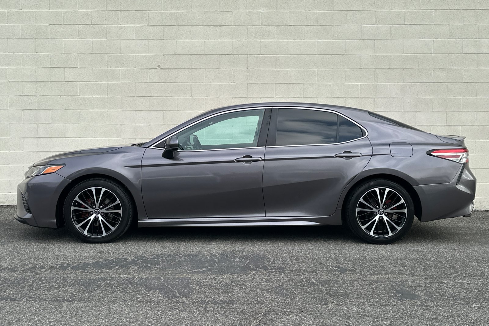 Used 2018 Toyota Camry SE FWD image 7
