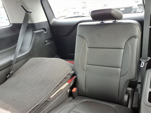 Used 2023 GMC Acadia SLT image 17