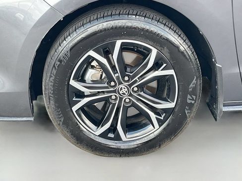 Used 2025 Toyota Sienna Platinum AWD/4WD image 34