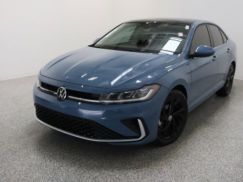 Used 2025 Volkswagen Jetta SE image 2