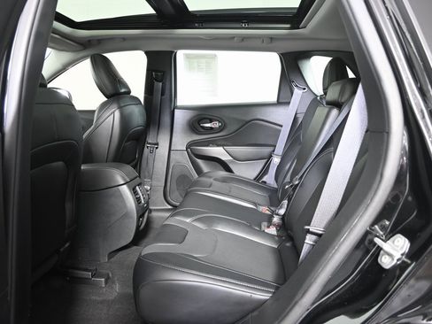 Used 2022 Jeep Cherokee Limited image 18