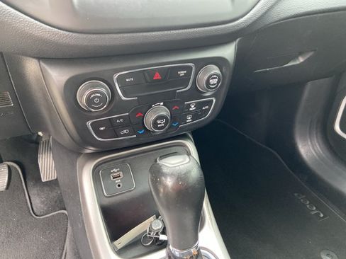Used 2019 Jeep Compass Latitude FWD image 33