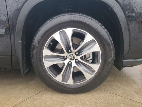 Used 2024 Toyota Highlander XLE image 9