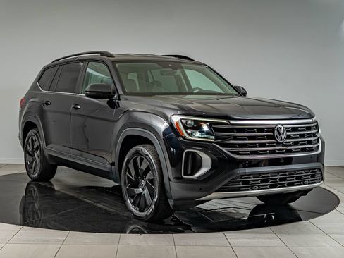 Used 2024 Volkswagen Atlas SE w/ Black Wheel Package FWD image 3